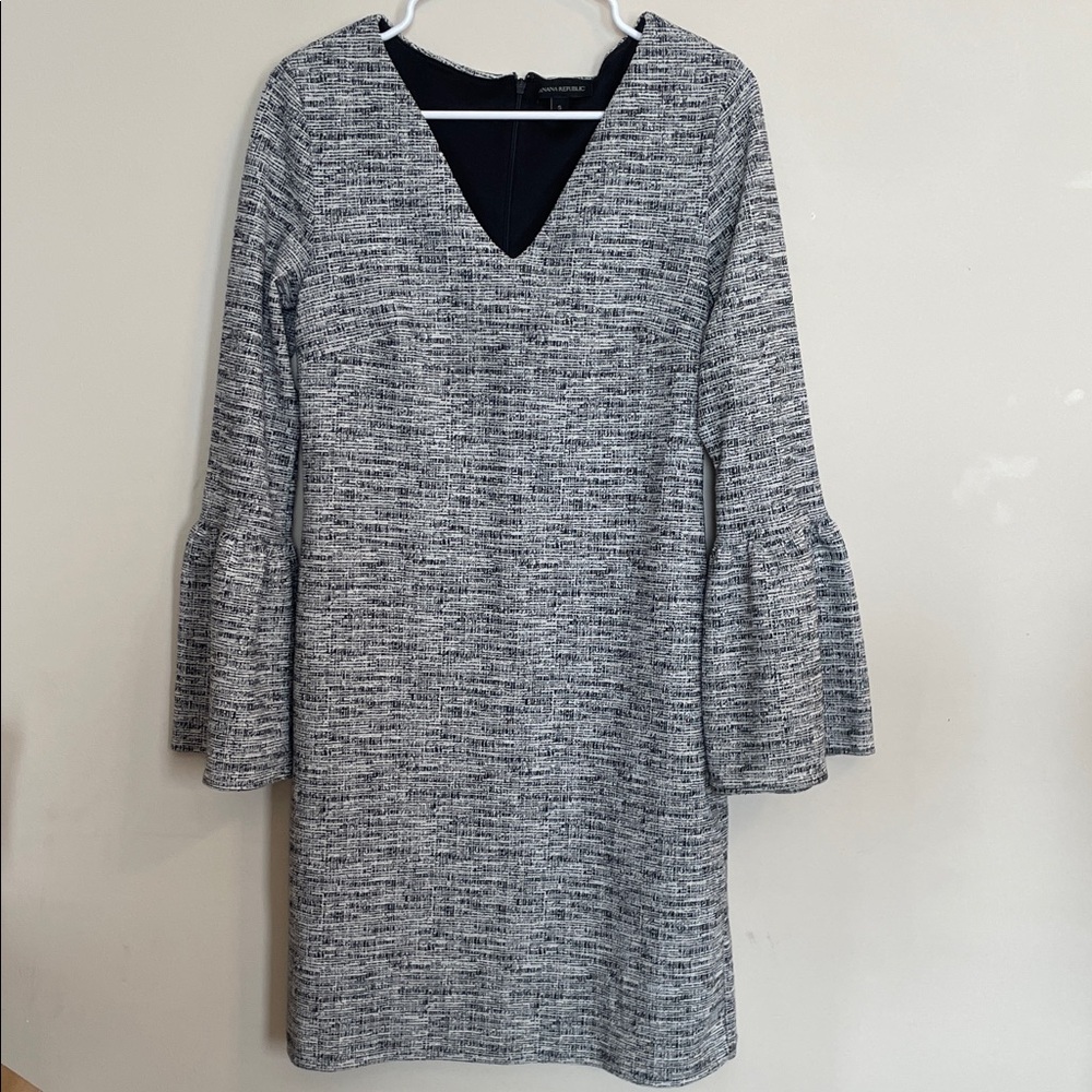 Banana Republic V Neck Dress‎ Size Small with Bell Sleeves